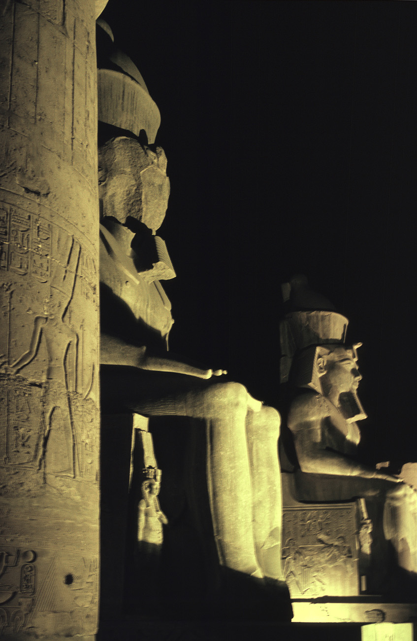 egyp03_16 luxor statues.jpg - Thèbes Est temple de Luxor visite de nuit Provia 100 F